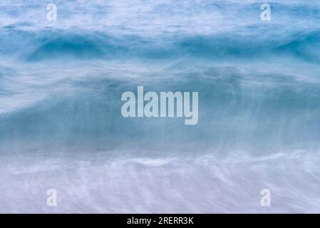 Ein abstrakter Wellenhintergrund mit Meereslandschaft, Bewegungsunschärfe mit langer Belichtung, Pastellfarben in Vintage- und Retro-Stil. Sanfte Wellen des Meeres Stockfoto