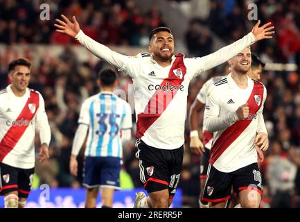 Der chilenische Verteidiger von River Plate, Paulo Diaz (C), feiert das zweite Tor des Teams gegen den Racing Club während des 2023-Spiels der Argentine Professional Football League im Stadion El Monumental in Buenos Aires am 28. Juli 2023. (Foto: Alejandro Pagni / PHOTOxPHOTO) Stockfoto