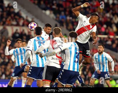 Der chilenische Verteidiger von River Plate, Paulo Diaz (C-Back), leitet den Ball, um das zweite Tor des Teams gegen den Racing Club während des 2023-Spiels der Argentine Professional Football League im Stadion El Monumental in Buenos Aires am 28. Juli 2023 zu schießen. (Foto: Alejandro Pagni / PHOTOxPHOTO) Stockfoto