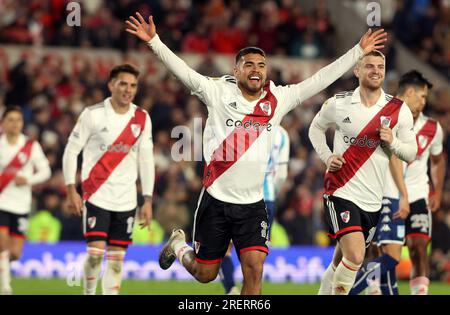 Der chilenische Verteidiger von River Plate, Paulo Diaz (C), feiert das zweite Tor des Teams gegen den Racing Club während des 2023-Spiels der Argentine Professional Football League im Stadion El Monumental in Buenos Aires am 28. Juli 2023. (Foto: Alejandro Pagni / PHOTOxPHOTO) Stockfoto