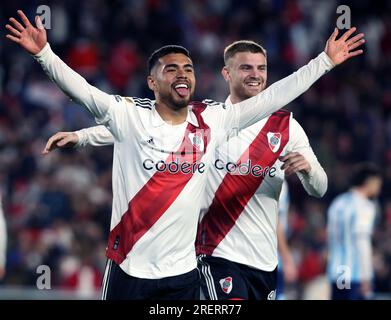 Der chilenische Verteidiger von River Plate, Paulo Diaz (C), feiert das zweite Tor des Teams gegen den Racing Club während des 2023-Spiels der Argentine Professional Football League im Stadion El Monumental in Buenos Aires am 28. Juli 2023. (Foto: Alejandro Pagni / PHOTOxPHOTO) Stockfoto