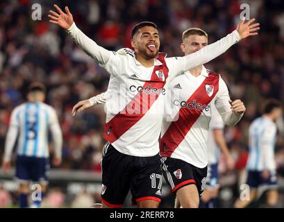 Der chilenische Verteidiger von River Plate, Paulo Diaz (C), feiert das zweite Tor des Teams gegen den Racing Club während des 2023-Spiels der Argentine Professional Football League im Stadion El Monumental in Buenos Aires am 28. Juli 2023. (Foto: Alejandro Pagni / PHOTOxPHOTO) Stockfoto