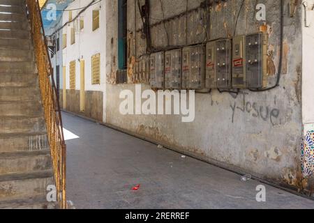 Havanna, Kuba, elektrische Zähler in einer schmutzigen verwitterten Wand eines Wohngebäudes. Stockfoto