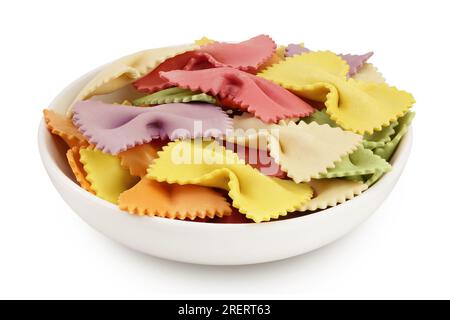 Bunte Farfalle-Pasta in Keramikschüssel isoliert auf weißem Hintergrund mit voller Schärfentiefe Stockfoto