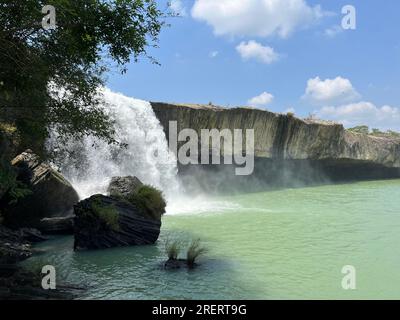 Das Wasser des Srepok-Flusses, der den Dray nur-Wasserfall im Dak Lak-Hochland im Süden Vietnams hinunterfließt Stockfoto