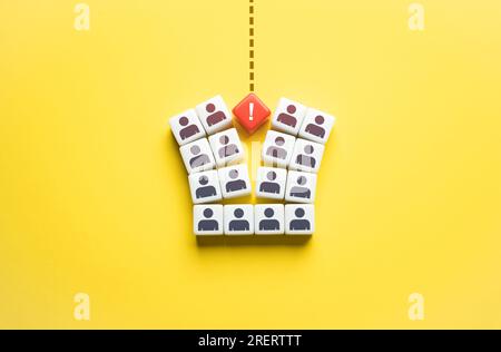 Oppositionsgruppen. Mangelnder Konsens. Ideologischer Konflikt. Rivalität zur Verbesserung der Arbeitseffizienz. Teilen, trennen. Stockfoto