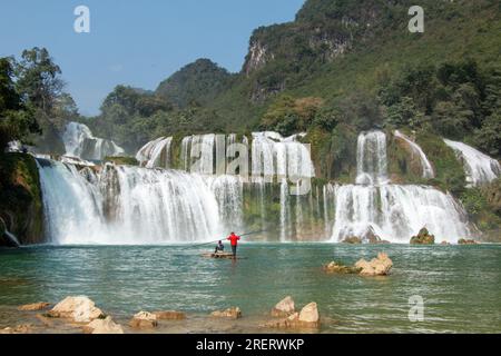 Wunderschöner Tag mit blauem Himmel an den Ban Gioc-Detian Wasserfällen an der Grenze zwischen der Provinz Cao Bang in Vietnam und der chinesischen Provinz Guangxi Stockfoto