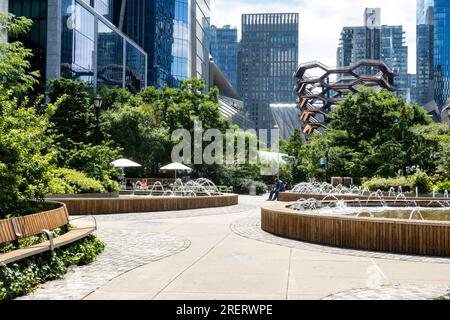 Der Bella Abzug Park befindet sich in Hudson Yards auf der Westseite von Manhattan, New York City, USA, 2023 Stockfoto