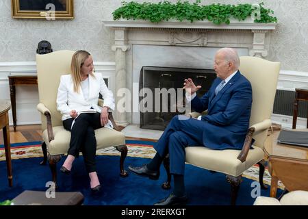 Washington, Vereinigte Staaten von Amerika. 27. Juli 2023. US-Präsident Joe Biden, richtig, spricht mit dem italienischen Premierminister Giorgia Meloni während eines bilateralen Treffens im Oval Office des Weißen Hauses am 27. Juli 2023 in Washington, D.C. Kredit: Adam Schultz/White House Photo/Alamy Live News Stockfoto