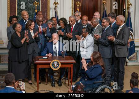 Washington, Vereinigte Staaten von Amerika. 25. Juli 2023. US-Präsident Joe Biden unterzeichnet eine Proklamation zur Errichtung des Emmett Till and Mamie Till-Mobley National Monument während einer Veranstaltung im indischen Vertragsraum des Weißen Hauses am 25. Juli 2023 in Washington, D.C. Emmett Till war ein 14-jähriges schwarzes Kind, das 1955 von einer weißen Mafia in Mississippi gelyncht wurde. Kredit: Lawrence Jackson/White House Photo/Alamy Live News Stockfoto