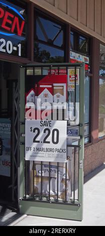 Eine Tür zum Eingang einer Zigarettenkippe mit Marlboro-Schild in Kalifornien Stockfoto