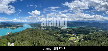 Das türkisfarbene Wasser des Wörthersees befindet sich auf der linken Seite und der kleinere Keutschachsee auf der rechten Seite mit der Karawank-Gebirgskette im Hintergrund Stockfoto