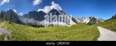 Blick vom Wanderweg zum Klagenfurt Hut in der Karawank-Gebirgskette im österreichischen Bundesstaat Kärnten Stockfoto