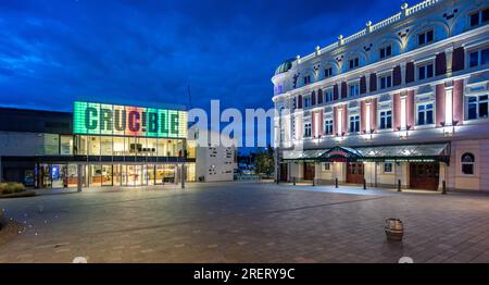 Das Crucible Theatre und das Lyceum Theatre erleuchteten am 25. Juli 2023 am Tudor Square, Sheffield, South Yorkshire, Großbritannien, bei Nacht Stockfoto