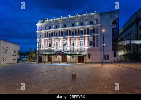 Das Lyceum Theatre wurde am 25. Juli 2023 am Tudor Square, Sheffield, South Yorkshire, Großbritannien, beleuchtet Stockfoto