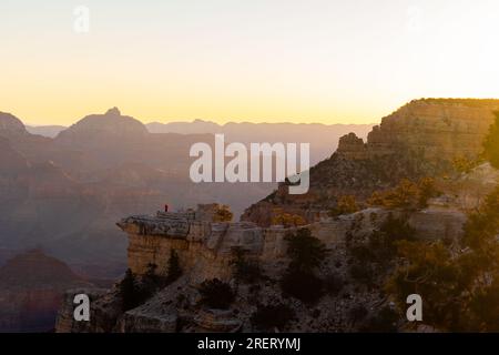 Einsame Figur am Grand Canyon Overlook während Sonnenuntergang. Stockfoto