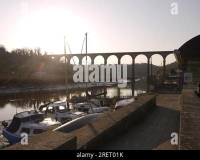 Calstock, Cornwall, Großbritannien - März 2022: Calstock Viadukt von der südöstlichen Seite in der Nähe des Tamar Inn. Stockfoto