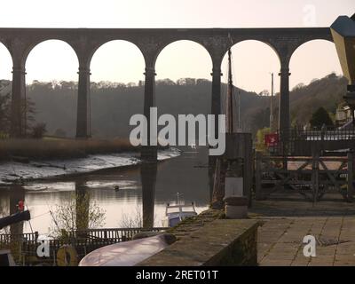 Calstock, Cornwall, Großbritannien - März 2022: Freedom This Way - Graffito auf dem Calstock Viadukt, von der südöstlichen Seite in der Nähe des Tamar Inn aus gesehen. Stockfoto