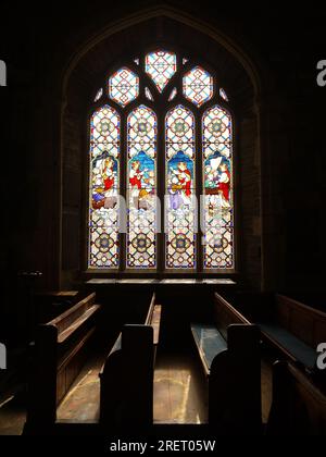 Fowey, Cornwall, Großbritannien, März 2022: Ein Buntglasfenster in der Fowey Parish Church (auch bekannt als Kirche des Heiligen Fimbarrus), in dem Jesus auf dem Wasser läuft. Stockfoto