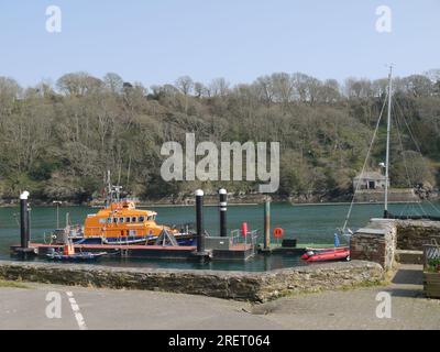 Fowey, Cornwall, Vereinigtes Königreich, März 2022: Rettungsboot der RNLI Trent-Klasse „Maurice and Joyce Hardy“ lag in der Nähe der Rettungsbootstation vor. Stockfoto