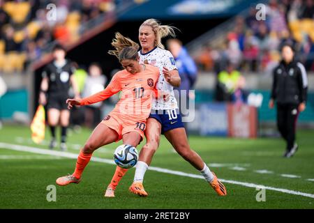 Wellington, Neuseeland. 27. Juli 2023. Wellington, Neuseeland, Juli 27. 2023: Danielle van De Donk (10 Niederlande) und Lindsey Horan (10 USA) kämpfen beim FIFA Womens World Cup 2023 zwischen den USA und den Niederlanden im Wellington Regional Stadium in Wellington, Neuseeland, um den Ball (Duell). (Daniela Porcelli/SPP) Kredit: SPP Sport Press Photo. Alamy Live News Stockfoto