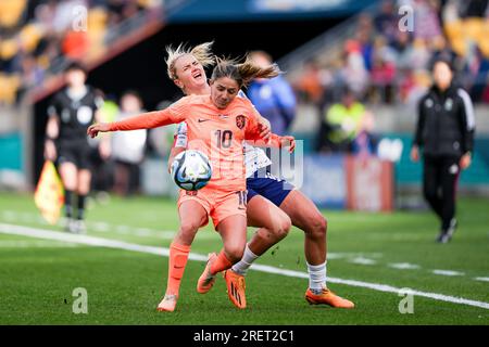 Wellington, Neuseeland. 27. Juli 2023. Wellington, Neuseeland, Juli 27. 2023: Danielle van De Donk (10 Niederlande) und Lindsey Horan (10 USA) kämpfen beim FIFA Womens World Cup 2023 zwischen den USA und den Niederlanden im Wellington Regional Stadium in Wellington, Neuseeland, um den Ball (Duell). (Daniela Porcelli/SPP) Kredit: SPP Sport Press Photo. Alamy Live News Stockfoto