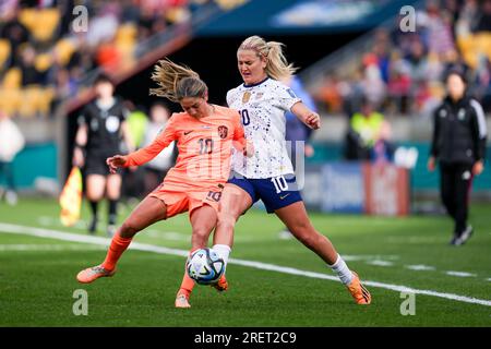 Wellington, Neuseeland. 27. Juli 2023. Wellington, Neuseeland, Juli 27. 2023: Danielle van De Donk (10 Niederlande) und Lindsey Horan (10 USA) kämpfen beim FIFA Womens World Cup 2023 zwischen den USA und den Niederlanden im Wellington Regional Stadium in Wellington, Neuseeland, um den Ball (Duell). (Daniela Porcelli/SPP) Kredit: SPP Sport Press Photo. Alamy Live News Stockfoto