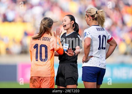 Wellington, Neuseeland. 27. Juli 2023. Wellington, Neuseeland, Juli 27. 2023: Danielle van De Donk (10 Niederlande) und Lindsey Horan (10 USA) sprechen mit dem Schiedsrichter während des Fußballspiels der FIFA Womens World Cup 2023 zwischen den USA und den Niederlanden im Wellington Regional Stadium in Wellington, Neuseeland. (Daniela Porcelli/SPP) Kredit: SPP Sport Press Photo. Alamy Live News Stockfoto