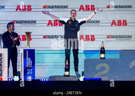 LONDON, VEREINIGTES KÖNIGREICH. 29. Juli 2023. Micheal Andretti - CEO und Chairman von Avalanche Andretti Formula E feiert nach Jake Dennis: Avalanche Andretti Formula E gewinnt die 2023-Meisterschaft am Samstag beim ABB FIA Formel E 2023 Hankook London E-Prix bei der Excel am Samstag, den 29. Juli 2023 in LONDON, ENGLAND. Kredit: Taka G Wu/Alamy Live News Stockfoto