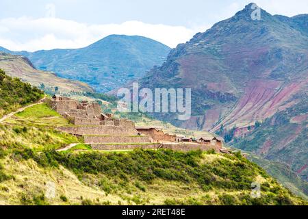 Blick auf die archäologische Inka-Ruine in Pisac, Heiliges Tal, Peru Stockfoto