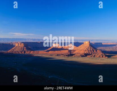 Blick vom Porcupine Rim bis zum Castle Valley mit Castleton Tower, Colorado Riverway, Utah, USA Stockfoto