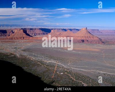 Blick vom Porcupine Rim bis zum Castle Valley mit Castleton Tower, Colorado Riverway, Utah, USA Stockfoto