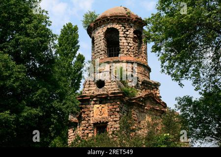 Alte Burgruinen im Schlosspark Schwetzingen, Baden-Württemberg Stockfoto