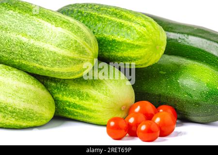 Gurken (Cucumis sativus), Zucchini (Cucurbita pepo), Cocktailtomaten (Solanum lycopersicum), auf Weiß Stockfoto