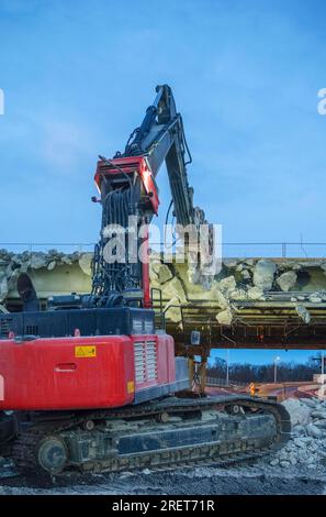 Bagger bei Abbruch einer Autobahn Stockfoto