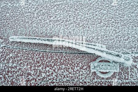 Scheibenwischer eines Fahrzeugs, das im Winter mit Eis bedeckt ist Stockfoto