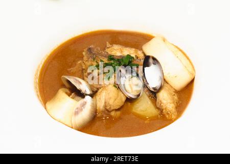 Meeresfrüchtesuppe aus der Nähe auf einem weißen Teller. Speisen- und Kochkonzept. Stockfoto