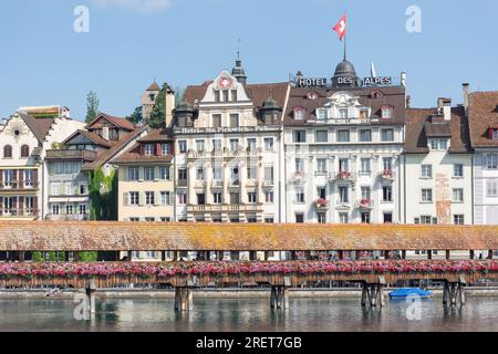 Kapellbrücke über den Fluss Reuss, Luzern, Luzern, Schweiz Stockfoto