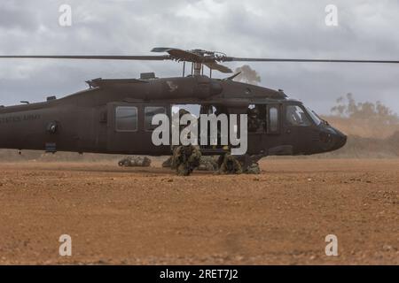 Soldaten der Battle Group RAM führen am 26. Juli 2023 in Townsville Field Training Area, Queensland, Australien, Flugmobilitätsoperationen durch, die von Battle Group Griffin während der Übung Talisman Sabre 23 unterstützt werden. Die Battle Group RAM besteht aus Soldaten aus Australien, den Vereinigten Staaten, Neuseeland, Fidschi und Frankreich. Talisman Sabre ist eine groß angelegte, bilaterale militärische Übung zwischen Australien und den Vereinigten Staaten, die die Beziehungen und die Interoperabilität zwischen wichtigen Verbündeten stärkt und unsere kollektiven Fähigkeiten verbessert, auf eine Vielzahl potenzieller Sicherheitsbedenken zu reagieren. Diese Übung wird es sein Stockfoto