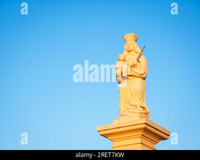 Statue der heiligen Mutter mit jesuskind im burgenland Stockfoto