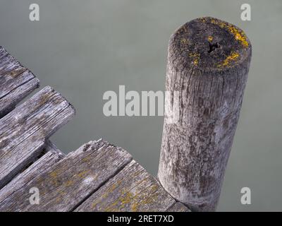 Holzstapel auf einem Steg am neusiedlersee Stockfoto
