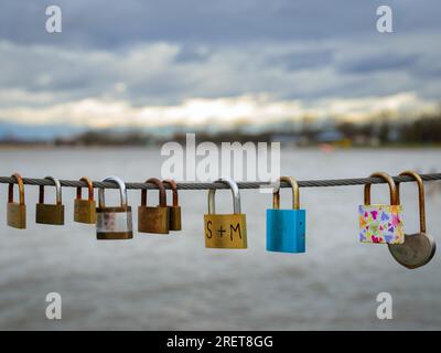 Romance schließt Vorhängeschlösser auf einem Draht am Neusiedlersee Stockfoto