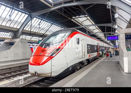 Zug auf Bahnsteig am Züricher Hauptbahnhof, Bahnhofplatz, Zürich, Schweiz Stockfoto