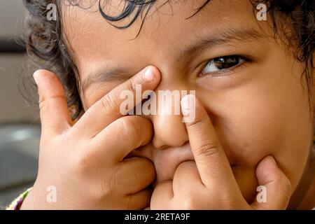 Ein südindischer 18 Monate alter Junge Ashwin mit süßem Gesichtsausdruck, Karnataka, Südindien, Indien, Asien Stockfoto