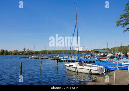 Boote auf der Anlegestelle, Ratzeburger See, Ratzeburg, Naturpark Lauenburger Seen, Schleswig-Holstein, Deutschland Stockfoto