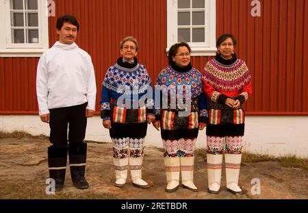 Mann und Frau in traditionellen Kleidern, Holsteinborg, Grönland, Inuit, Eskimo, Sissimiut Stockfoto