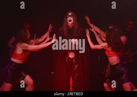 29. Juli 2023, Sachsen-Anhalt, Harzgerode: Falko Illing, während Mephisto eine Szene aus der Rockoper „Faust I“ spielt. Der Innenhof der Burg in Harzgerode bot zum ersten Mal die Kulisse für 'Faust - The Rock Opera'. Die Produktion übernimmt Goethes Originaltexte und bietet turbulente musikalische Unterhaltung mit einer Mischung aus klassischem Theater und moderner Rock- und Popmusik. Nach einer Pause von mehreren Jahren aufgrund der Pandemie trat das Ensemble erstmals wieder auf die Bühne. In den kommenden Monaten sind weitere Veranstaltungen in der Region Harz und auch an anderen Standorten geplant. Foto: Matt Stockfoto