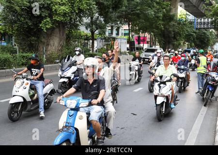 Bangkok, Thailand. 29. Juli 2023. Demonstranten, angeführt von Sombat Bunngamanong, versammelten sich an der Kreuzung Asoke, bevor sie zu Aktivitäten marschierten, standen in Buchstaben an der Kreuzung Ratchaprasong, eine Gesamtstrecke von 3,8 Kilometern, in Form des Buchstabens H (auf Thai) Die Senatoren sollen den Kopf des Volkes sehen, das den Premierminister wählt. (Kreditbild: © Adirach Toumlamoon/Pacific Press via ZUMA Press Wire) NUR REDAKTIONELLE VERWENDUNG! Nicht für den kommerziellen GEBRAUCH! Stockfoto