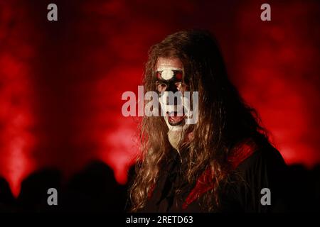 29. Juli 2023, Sachsen-Anhalt, Harzgerode: Falko Illing, während Mephisto eine Szene aus der Rockoper „Faust I“ spielt. Der Innenhof der Burg in Harzgerode bot zum ersten Mal die Kulisse für 'Faust - The Rock Opera'. Die Produktion übernimmt Goethes Originaltexte und bietet turbulente musikalische Unterhaltung mit einer Mischung aus klassischem Theater und moderner Rock- und Popmusik. Nach einer Pause von mehreren Jahren aufgrund der Pandemie trat das Ensemble erstmals wieder auf die Bühne. In den kommenden Monaten sind weitere Veranstaltungen in der Region Harz und auch an anderen Standorten geplant. Foto: Matt Stockfoto