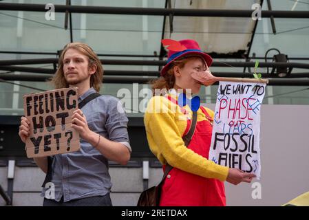 London, Großbritannien. 15. Juli 2023. Demonstranten stehen vor dem Westminster Conference Center mit Plakaten, auf denen ihre Meinung während der Demonstration zum Ausdruck gebracht wird. Rosebank ist mit insgesamt fast 500 Millionen Barrel Öl das größte noch nicht erschlossene Öl- und Gasfeld Großbritanniens. Betreiber der Rosebank ist Equinor, ein staatseigenes multinationales Energieunternehmen. Die Demonstranten befürchteten, dass der Abbau fossiler Brennstoffe noch größere Probleme beim Klimawandel und für künftige Generationen verursachen wird, und deshalb marschierten sie vom Westminster Conference Center zu den Equinor-Büros in London. (Cre Stockfoto